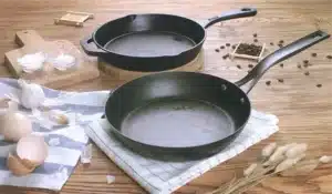 Gietijzeren Koekenpan. Echt bekend om het onderkant koekenpan schoonmaken